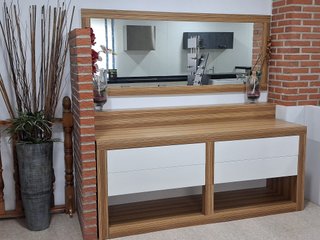 Mueble de madera Teka y laca blanca