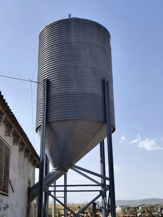 Silo de pienso metálico