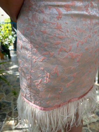 Vestido de cóctel rosa con plumas