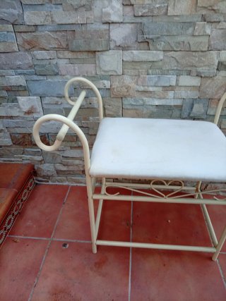 Banqueta o silla descalzadora beige