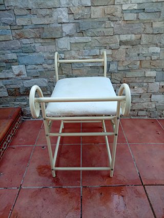 Banqueta o silla descalzadora beige