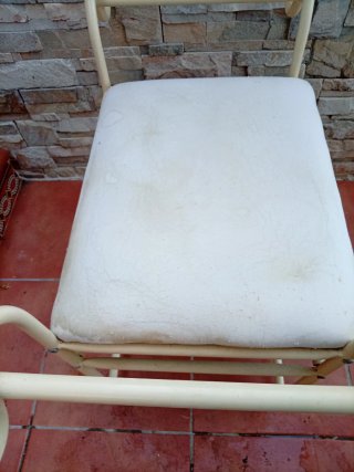 Banqueta o silla descalzadora beige