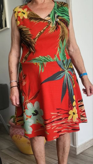 Vestido rojo estampado tropical