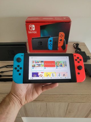 Nintendo Switch como NUEVA con muchos accesorios