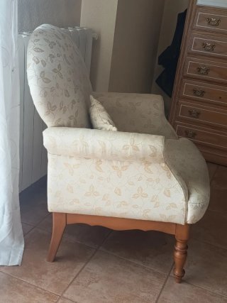 Butaca de tela beige con cojín