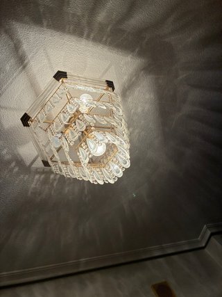 Lámpara de cristal de roca dorada