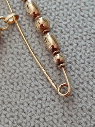 Spilla in oro con cornetto rosso
