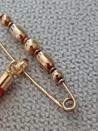 Spilla in oro con cornetto rosso