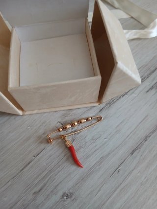 Spilla in oro con cornetto rosso
