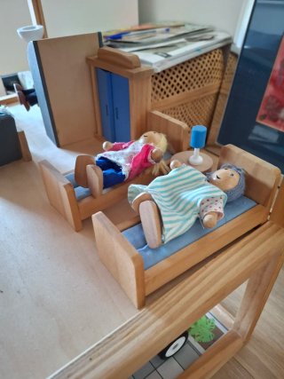 Casa de muñecas de madera.