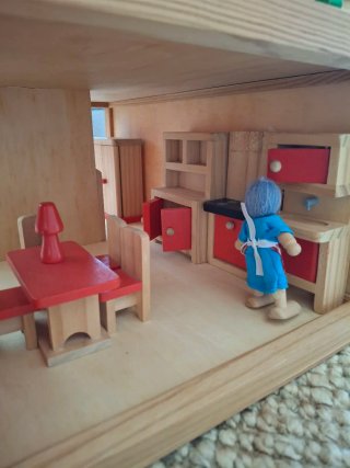 Casa de muñecas de madera.