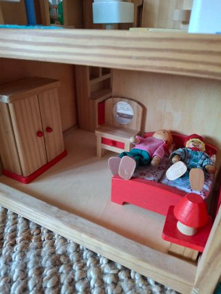 Casa de muñecas de madera.
