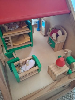 Casa de muñecas de madera.