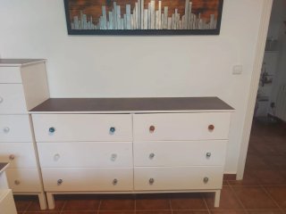 Mueble cajonera blanco con tiradores