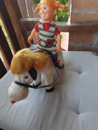 Muñeca Pippi con caballo