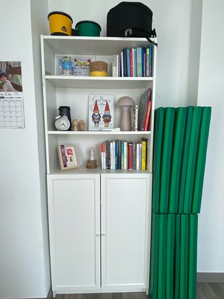 Estantería Billy Ikea con puertas bajas.