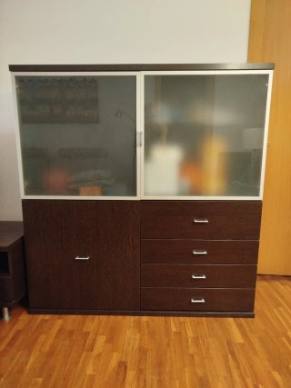 Aparador cómoda de madera y cristal