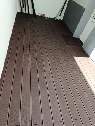 Instalador profesional de suelo composite