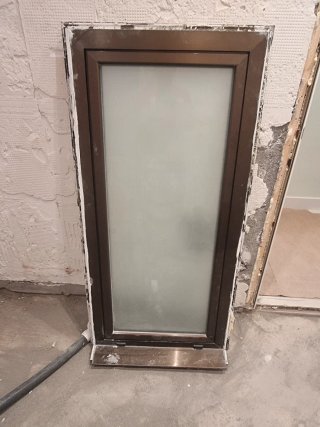 Ventana aluminio blanca y marrón