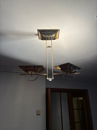 Lámpara de techo dorada y transparente