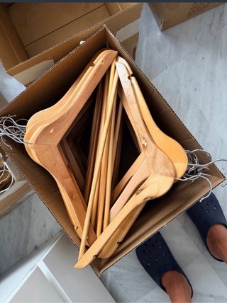 Lote de 100 perchas de madera y metal