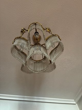 Lámpara de techo dorada y cristal