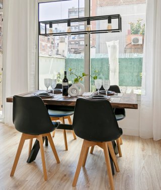 Mesa de madera con 4 sillas negras