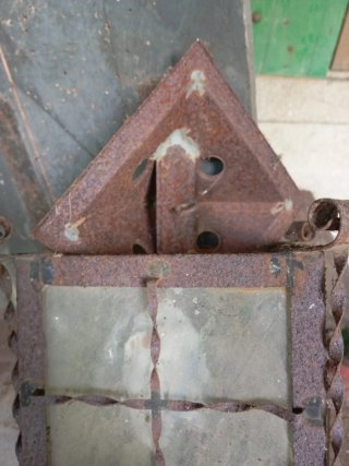 Farol antiguo de metal y cristal