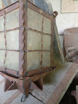 Farol antiguo de metal y cristal