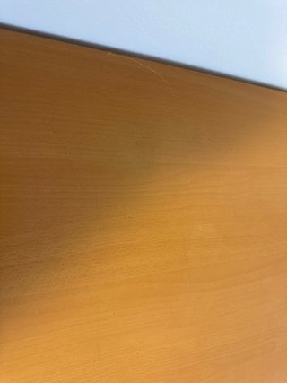 Mesa de escritorio de madera marrón