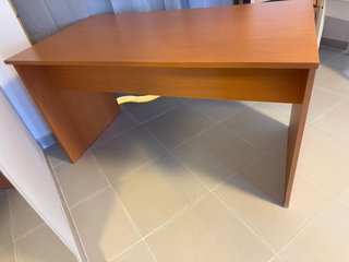 Mesa de escritorio de madera marrón