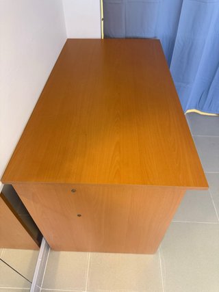 Mesa de escritorio de madera marrón