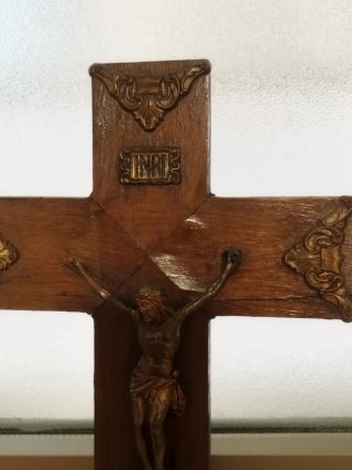 Crucifijo de madera antiguo