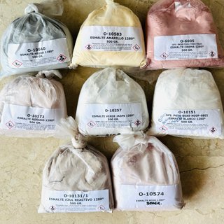 Kit de cerámica, arcilla, torno y esmaltes.