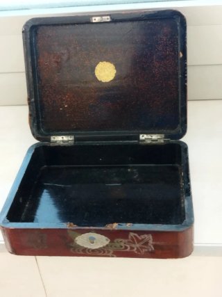 Caja de madera antigua decorada
