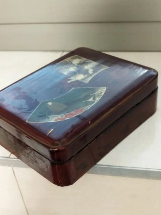 Caja de madera antigua decorada