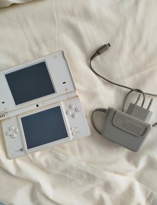 Nintendo DSi Blanca con Lápiz y Cargador