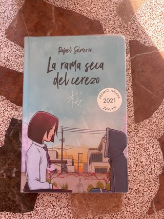La rama seca del cerezo