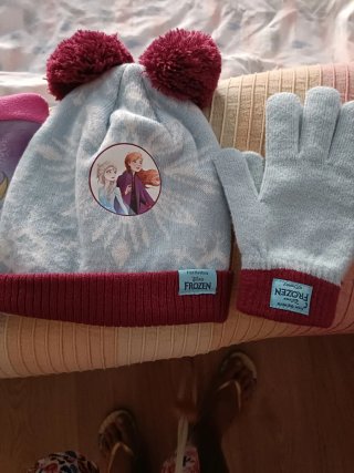 Gorro y guantes Frozen Disney.se vende en persona.