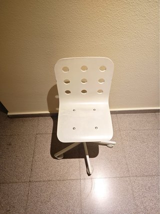 Escritorio blanco con cajón y patas metálicas