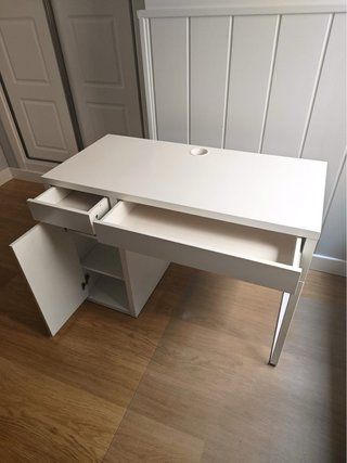 Escritorio blanco con cajón y patas metálicas