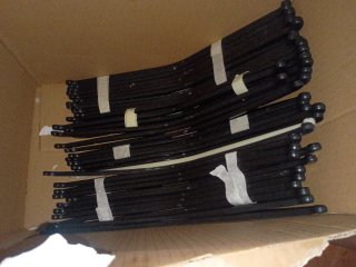 Perchas de plástico negro con gancho metálico