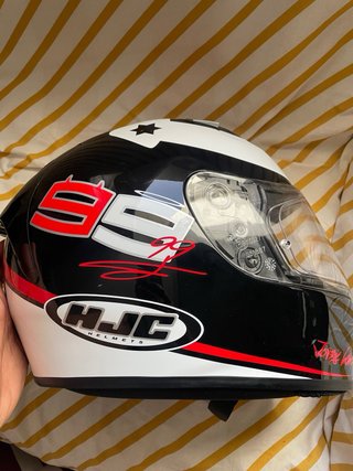 Casco HJC con diseño X rojo