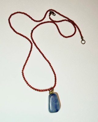 Collar con colgante de piedra azul