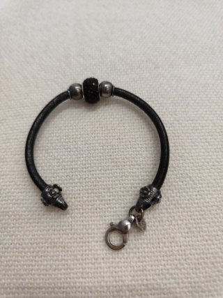 Pulsera Plata y Cuero Negra
