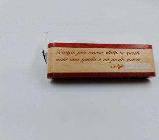 Penna con scatola in legno incisa