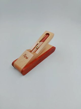 Penna con scatola in legno incisa