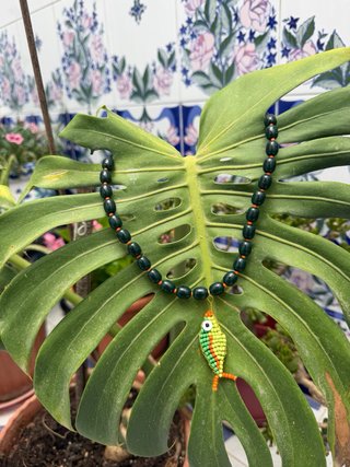 Collar de pez con abalorios