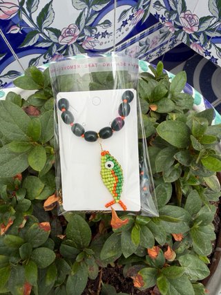 Collar de pez con abalorios