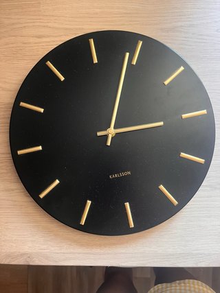 Reloj de pared Karlsson negro y dorado